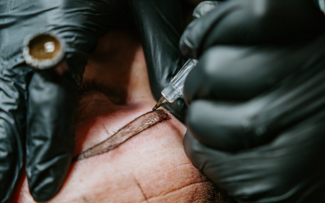 Närbild på en kvinna med perfekt formade bryn efter en ögonbryn tatuering behandling i Sundbyberg.