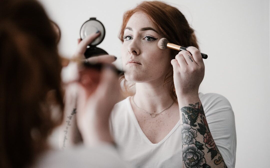 Närbild på en kvinna med perfekt applicerad permanent make-up på ögonbrynen efter behandling på en klinik i Stockholm.