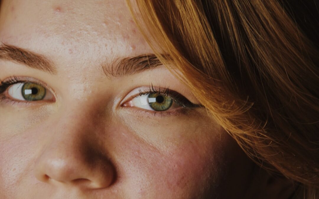 Kvinna som får en professionell ögonbryn tatuering med microblading på en skönhetsklinik nära Solna.